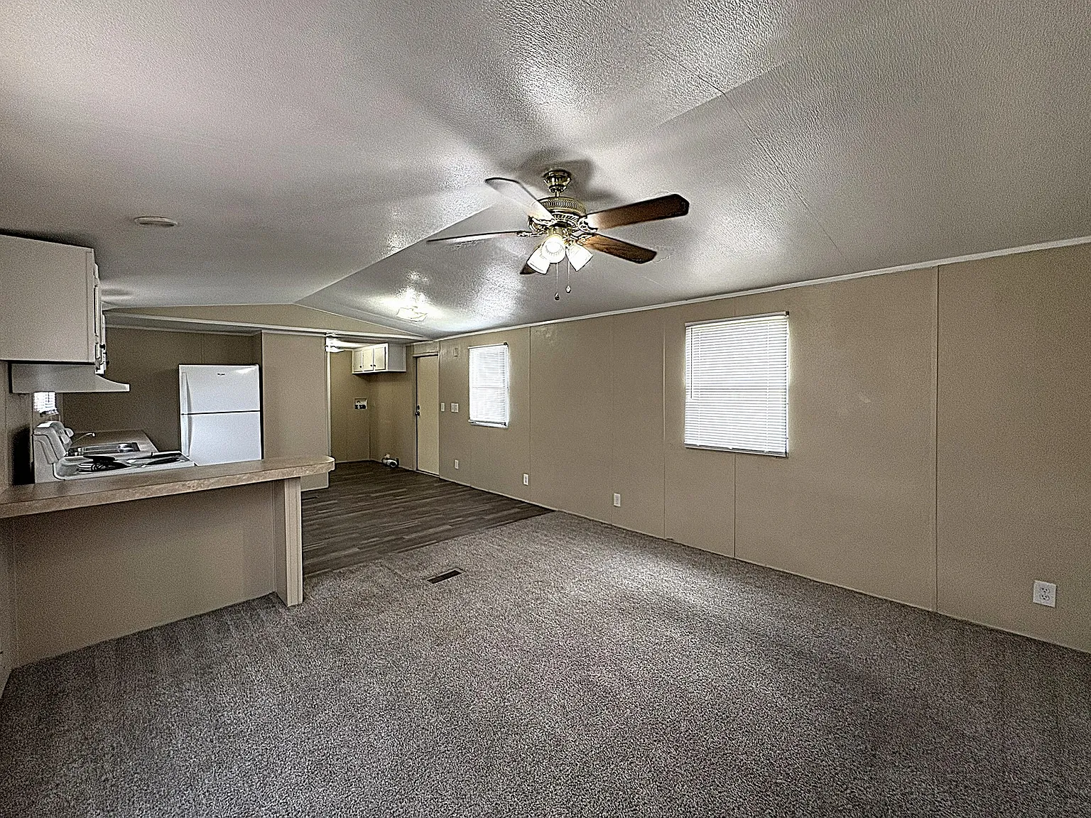 3 bed, 924 sqft, $799 — Photo 3