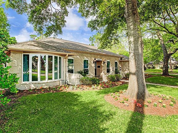 Corner lot, just over 10,000 SqFt/Survey (Note: HCAD figure is wrong). Side street is Stoney Brook and there is a large treed es