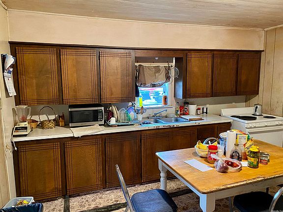 4th image of 305 W Bean St