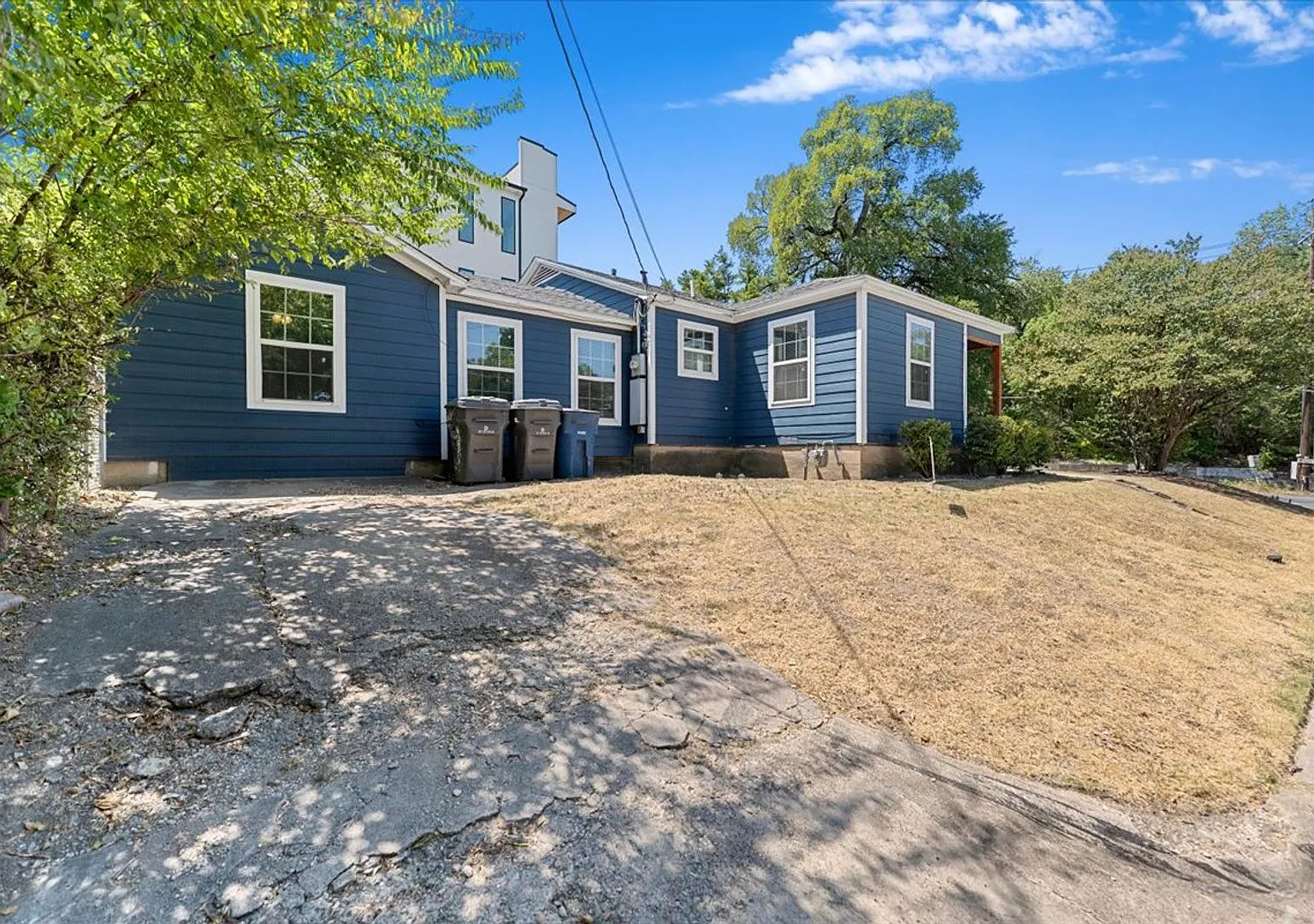 Ready for Immediate Move-In! 3 Bed 2 Bath Renovated 1508 SQFT House near Dallas Zoo — Photo 2