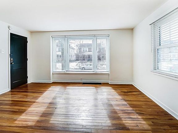 5th image of 245 Wiltshire Blvd