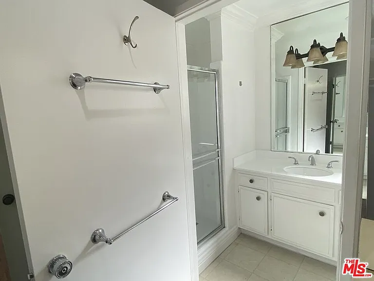 1224 S Barrington Ave #101 — Photo 15