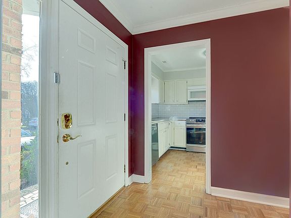 3rd image of 527 Hawthorne Ln Unit 8