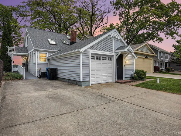 13147 Lake Shore Dr, Fenton, MI 48430