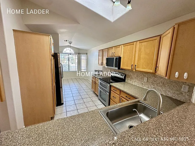445 E Cantebria Dr — Photo 4