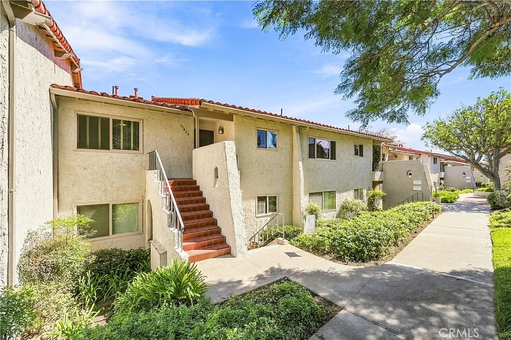 3 bed, 1216 sqft, $4,450 — Photo 3