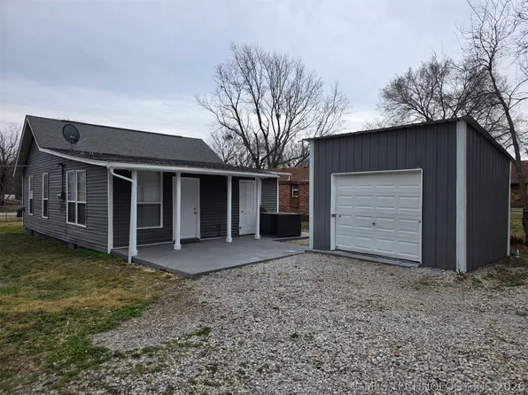 215 S Main St, Vera, OK 74082