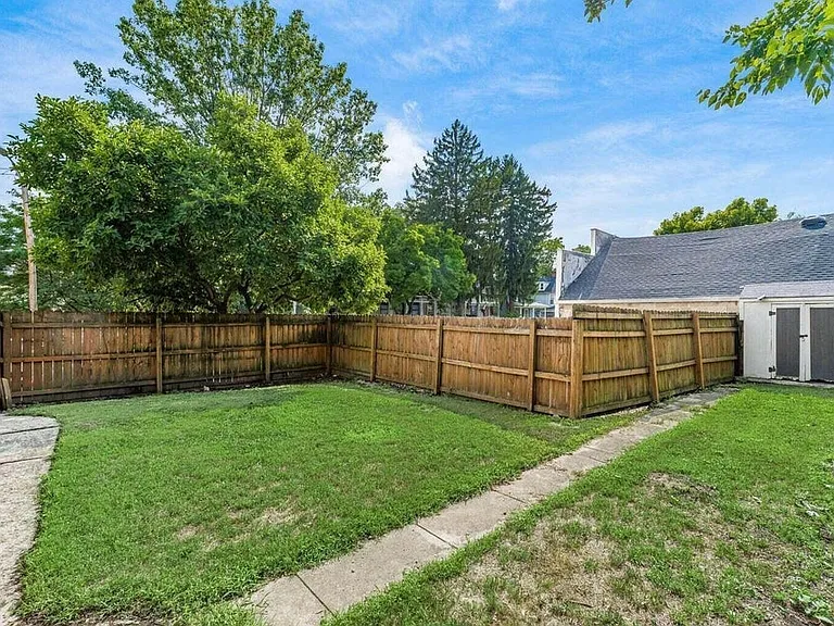 2339 Summit St — Photo 38