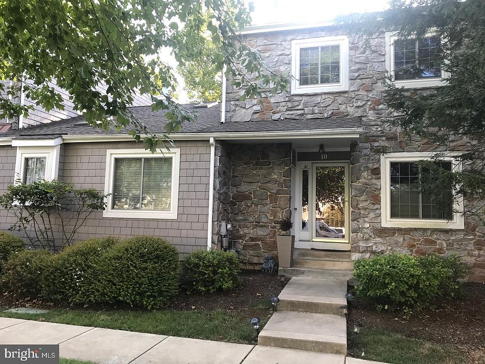 1st image of 10 Lantern Ln