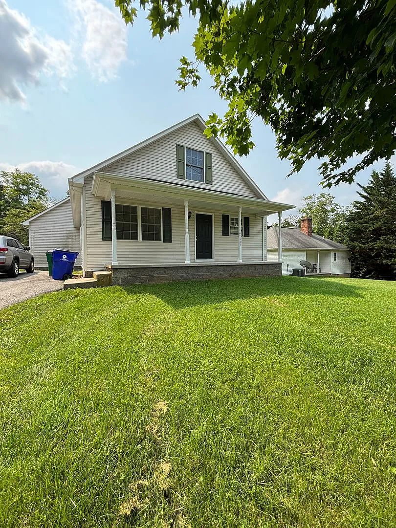 3 Bedroom 2 Bath Duplex — Photo 2