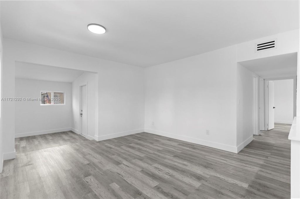 1560 NE 42nd Ct, photo 8