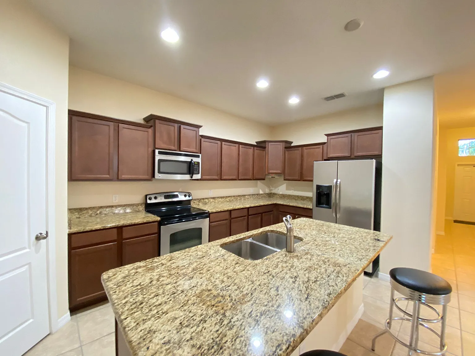 4 bed, 2039 sqft, $2,700 — Photo 4