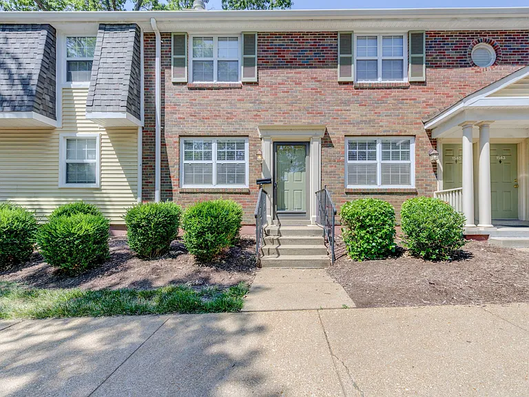1547 E Swan Cir — Photo 1