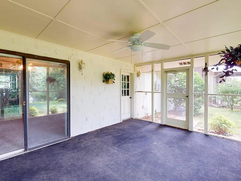 916 Huntington Cir — Photo 24