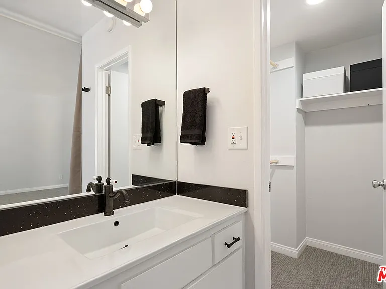 2337 Oak St #2 — Photo 30