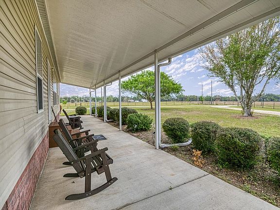 4th image of 332 NE Forsythia Way