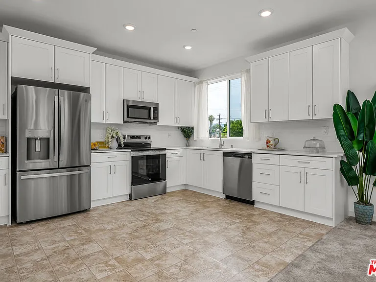9431 Sepulveda Blvd #4 — Photo 5