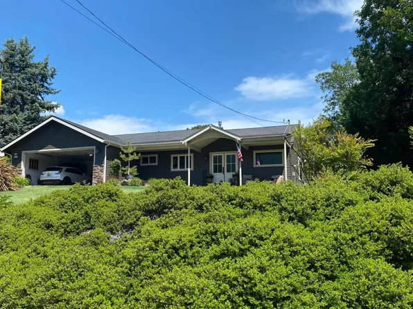 619 3rd St, Rogue River, OR 97537