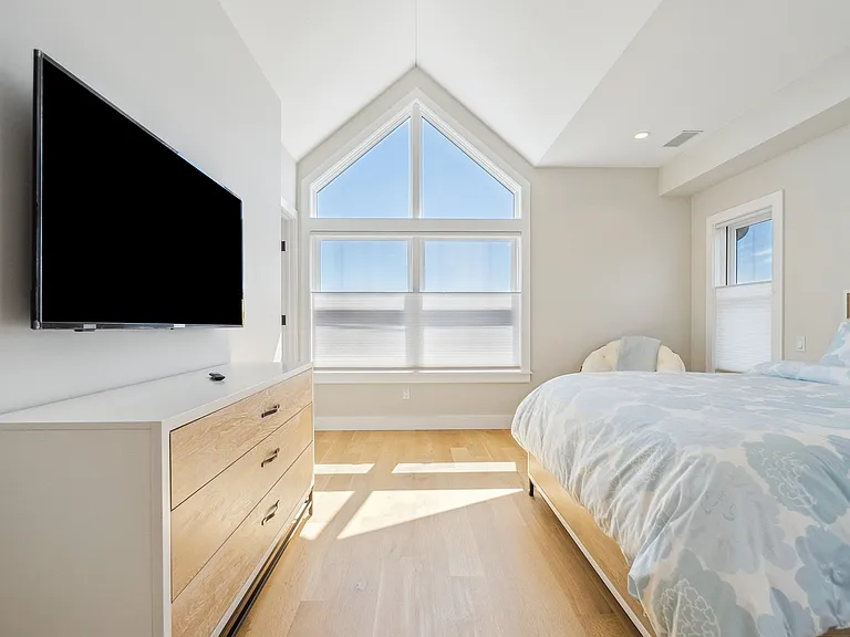 102 Dune Rd — Photo 28