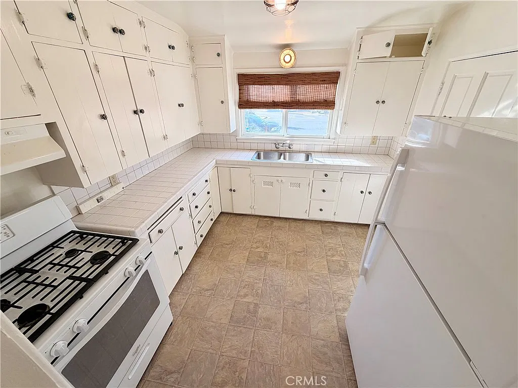 3 bed, 1111 sqft, $4,250 — Photo 3