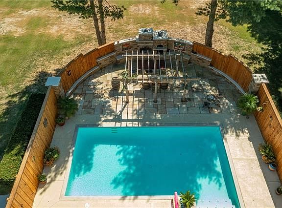 5th image of 2319 S Castle Dr