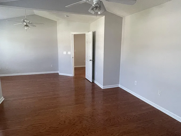 2704 Holmes Ct N — Photo 3