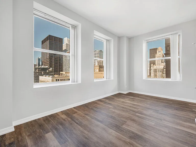 Corner city view at Washington/Wabash facing NW in our 03 tier apartments