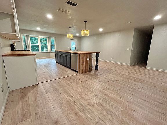 3rd image of 381 Sandy Creek Rd