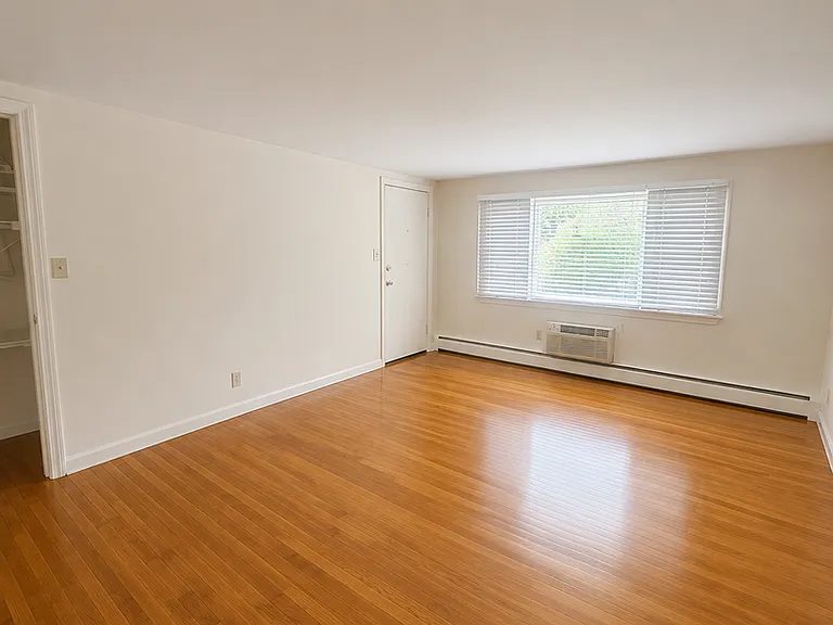 122 W Main St — Photo 3