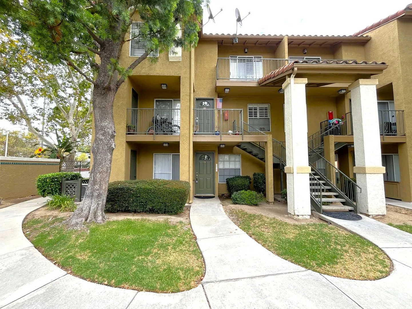1 bed, 1 bath located in Corona! — Photo 2