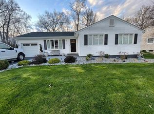 61 Chaucer Dr, Berkeley Heights, NJ 07922