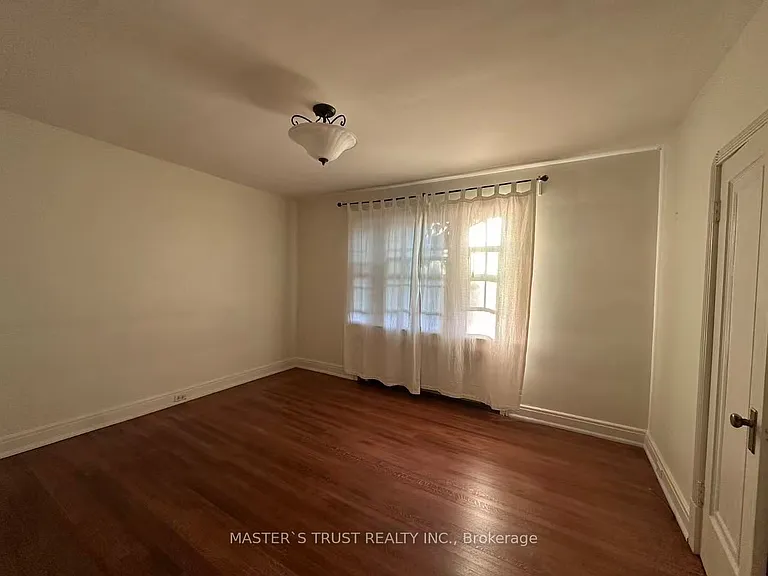 389 Lawrence Ave W — Photo 22