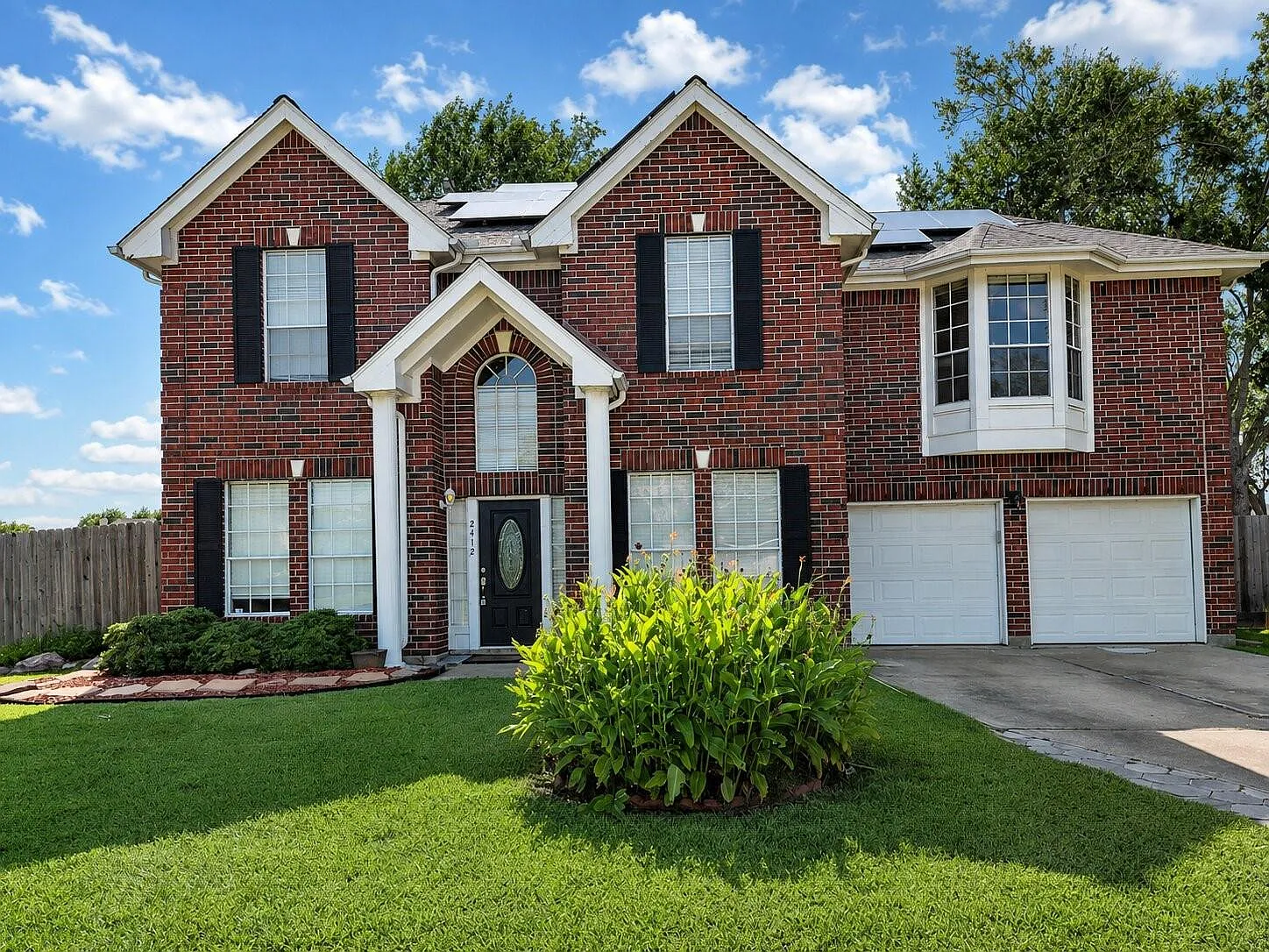 4 bed, 2.5 bath, 2483 sqft, $2,350 — Photo 2