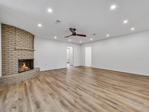 3rd image of 1617 Wavecrest Ln