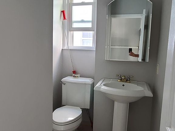 5th image of 2340 E 14th St Floor 1