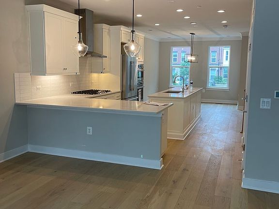 2nd image of 10324 Grosvenor Pl