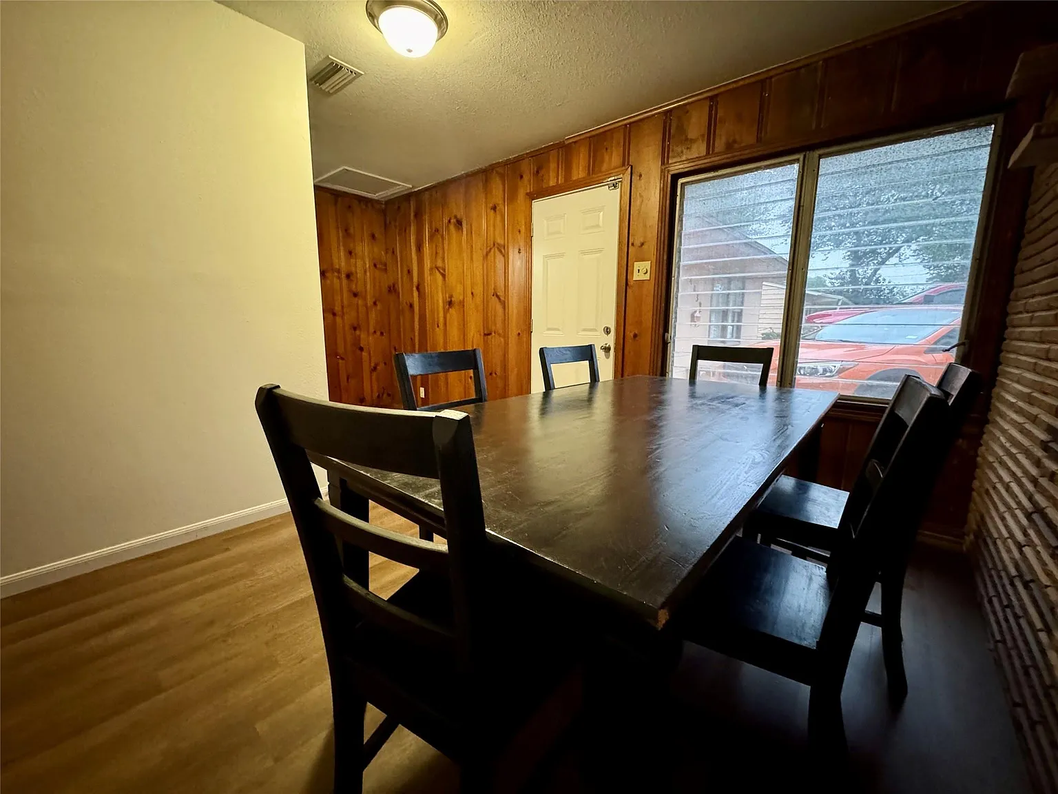 1 bed, 1.0 bath, 800 sqft, $900 — Photo 2