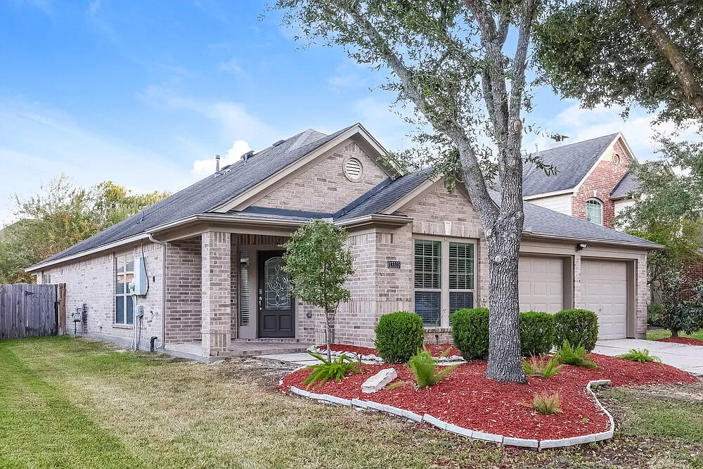 3 bed, 2.0 bath, 2359 sqft, $2,425 — Photo 3