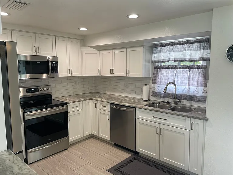 3410 Bay St — Photo 6