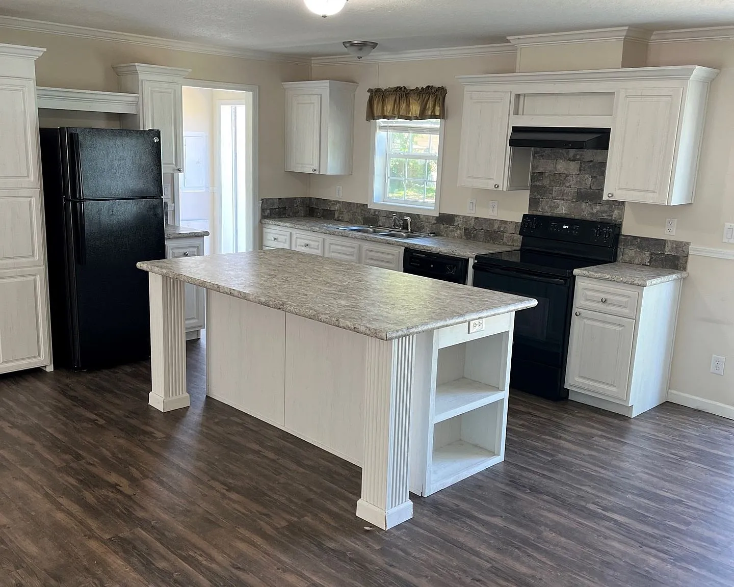 Centrally Located, 3/2 Manufactured Home For Rent in Port Orange! — Photo 4