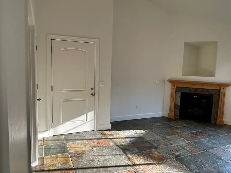 607 E Wyngate Pointe Ln — Photo 4