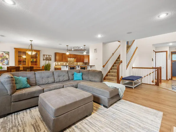 15221 Stonewood Ter, Burnsville, MN 55306