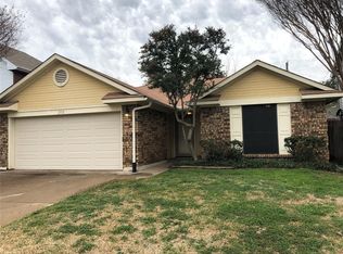 2112 Woodland Oaks Dr, Arlington, TX 76013