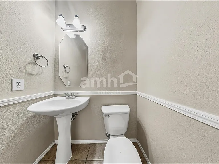 9501 Navarro St — Photo 9