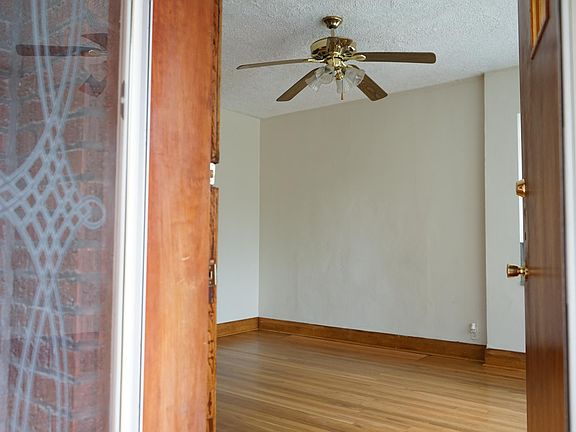 3rd image of 1931 Cuyler Ave