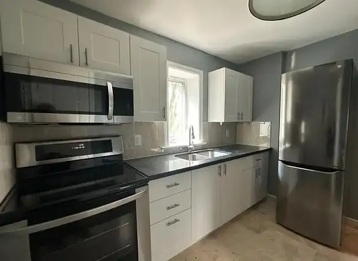 1531 Queen St E — Photo 3