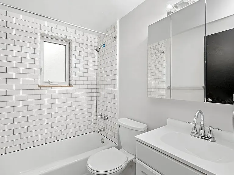5923 Howe St #5 — Photo 9