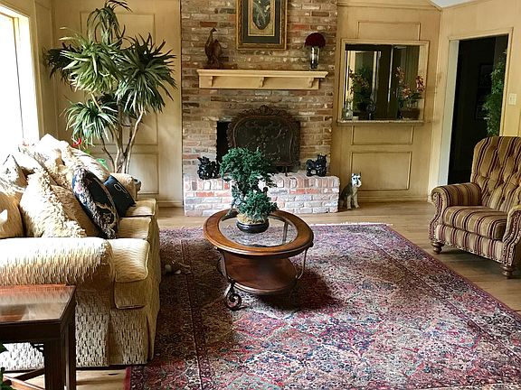 Living Room/Vaulted ceiling
