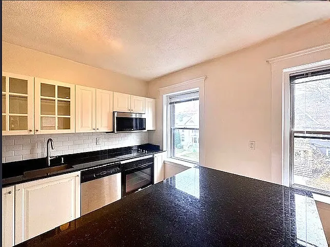 2 bed, 1.0 bath, 900 sqft, $2,800 — Photo 3
