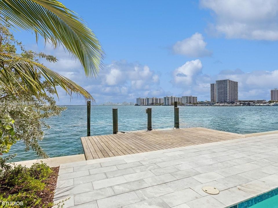 1st image of 1930 Bay Dr APT 3